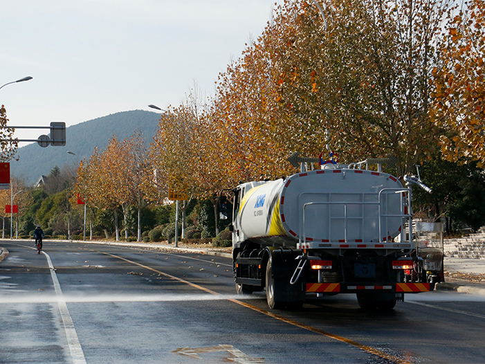 九洲国际洒水车在徐州珠山路洒水作业