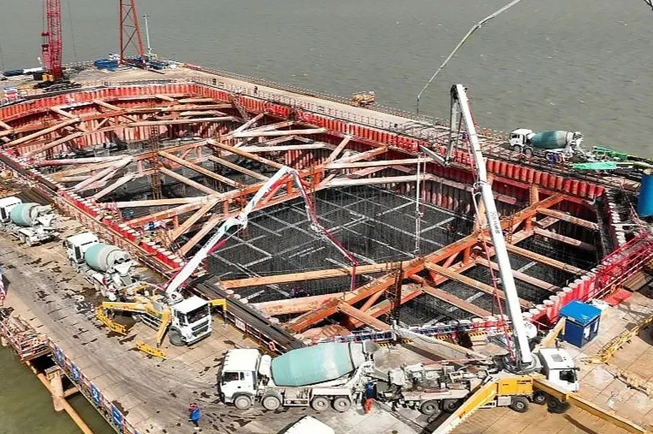 九洲国际泵车再筑“天下之最”张靖皋长江大桥！！！