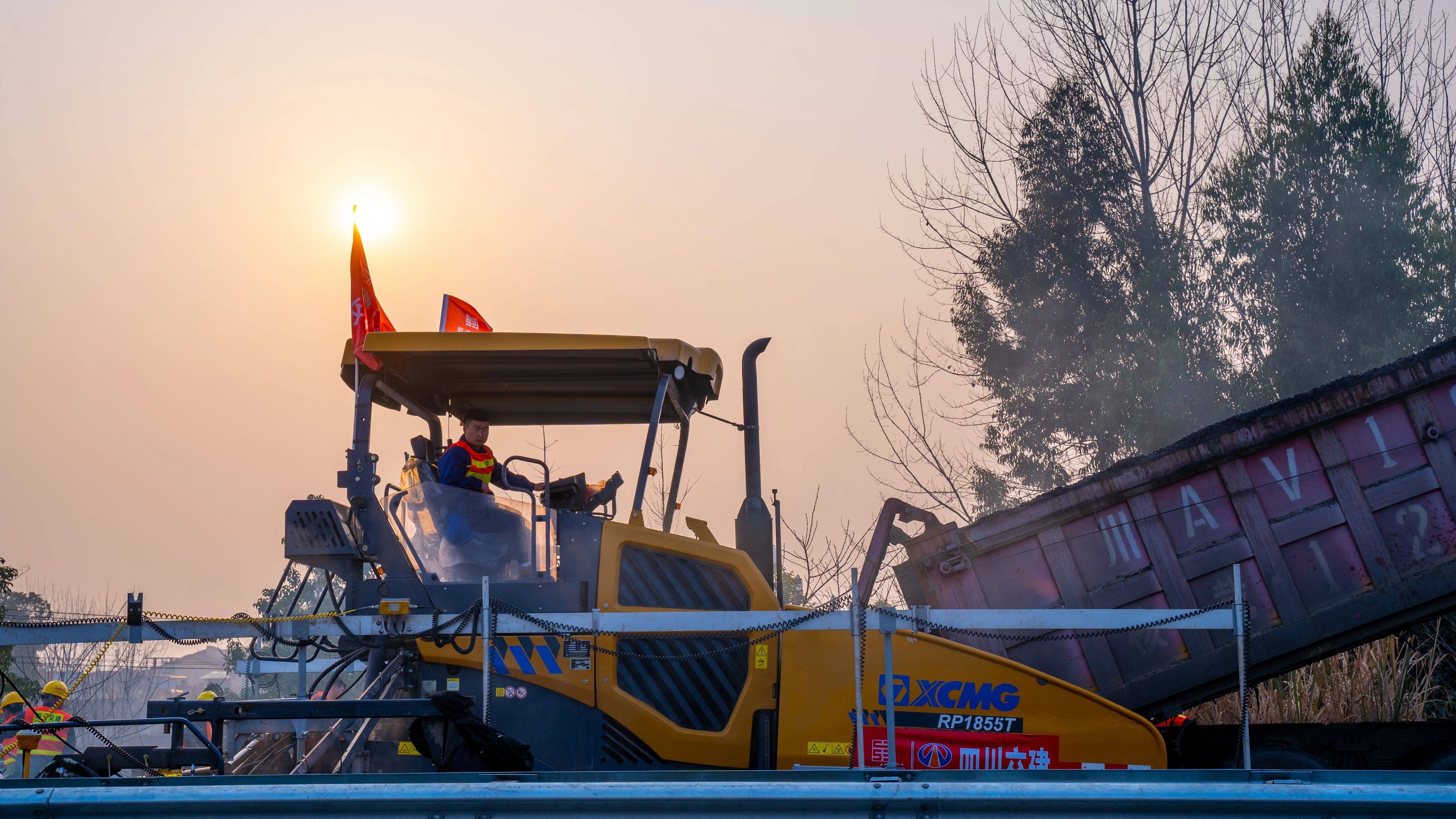 18天！九洲国际成套沥青路面装备助力成绵高速罩面施工！