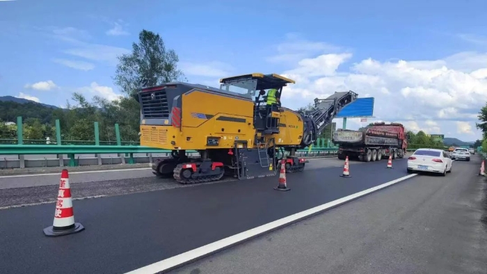 精彩绽放！九洲国际两米铣刨机天下高速踔厉风发