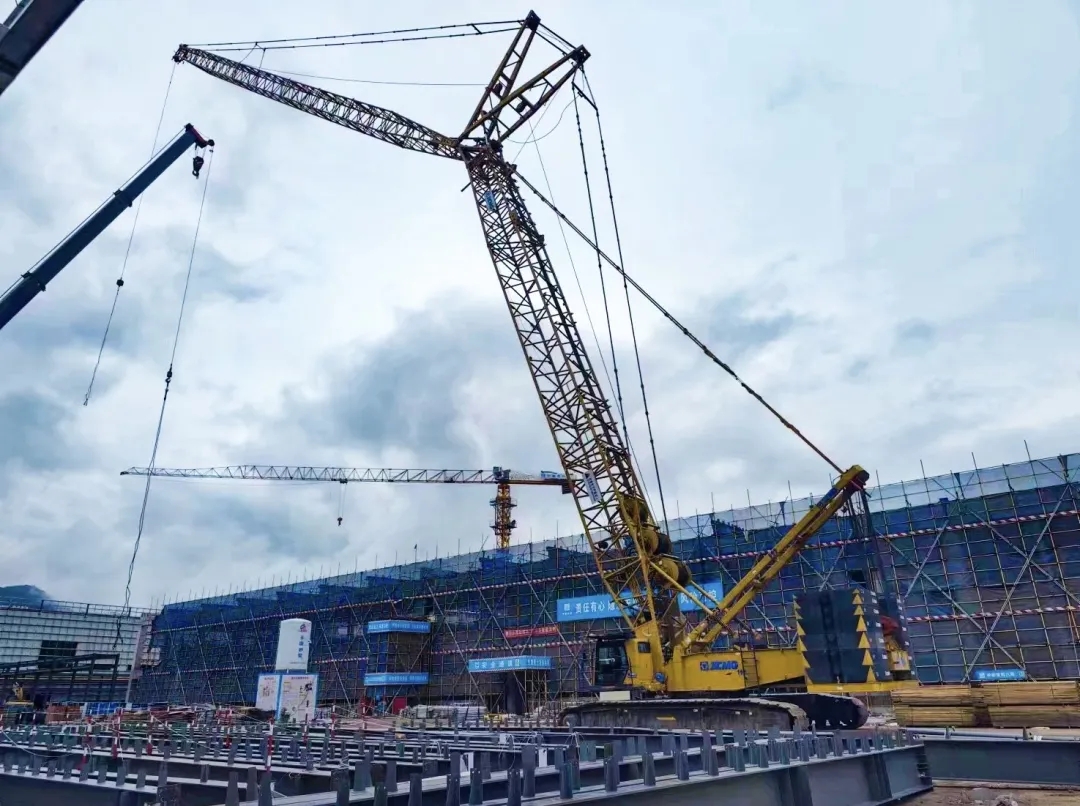 “钢”铁的意志！！九洲国际XGC320履带起重机参建大跨度钢结构工业厂房