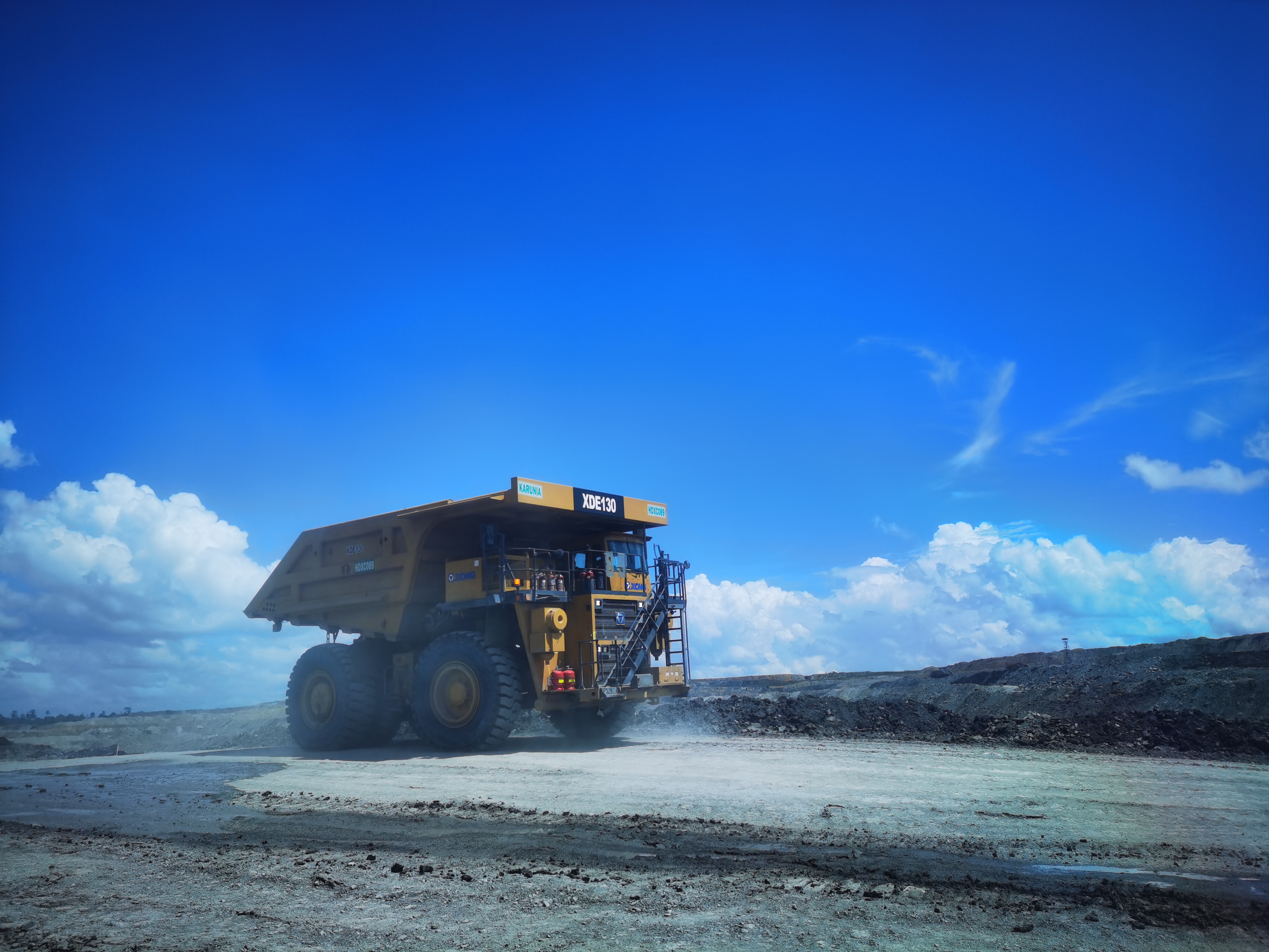 矿业报国，效率传奇！！！九洲国际矿山机械100台+扎根高原