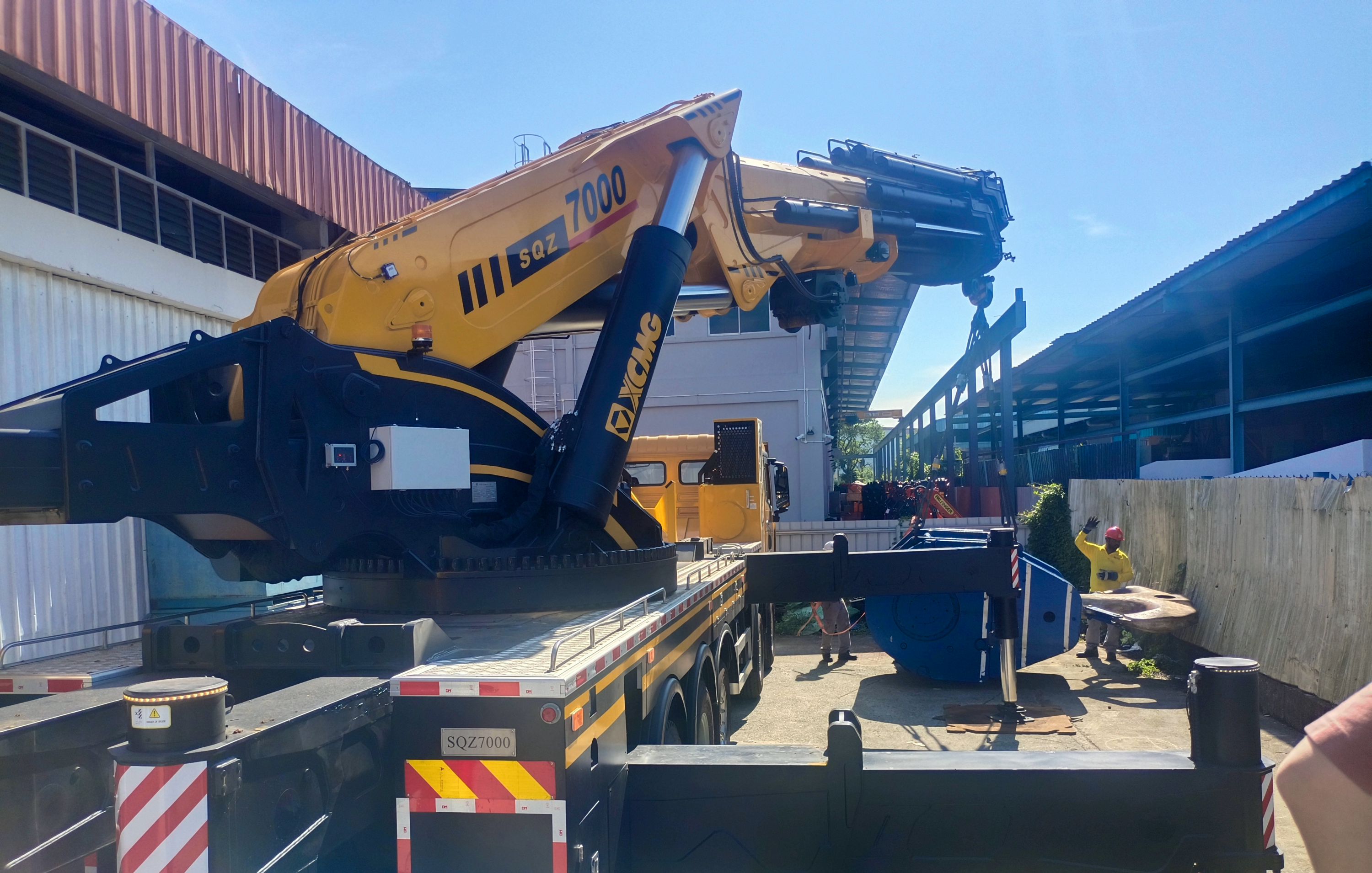 九洲国际SQZ7000新加坡首吊大秀狭窄空间作业实力