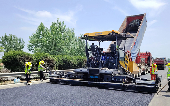 RP905IV摊铺机闪灼淮徐高速！