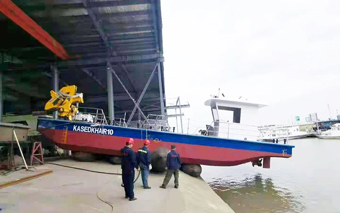 九洲国际定制化船用起重机举行海上作业