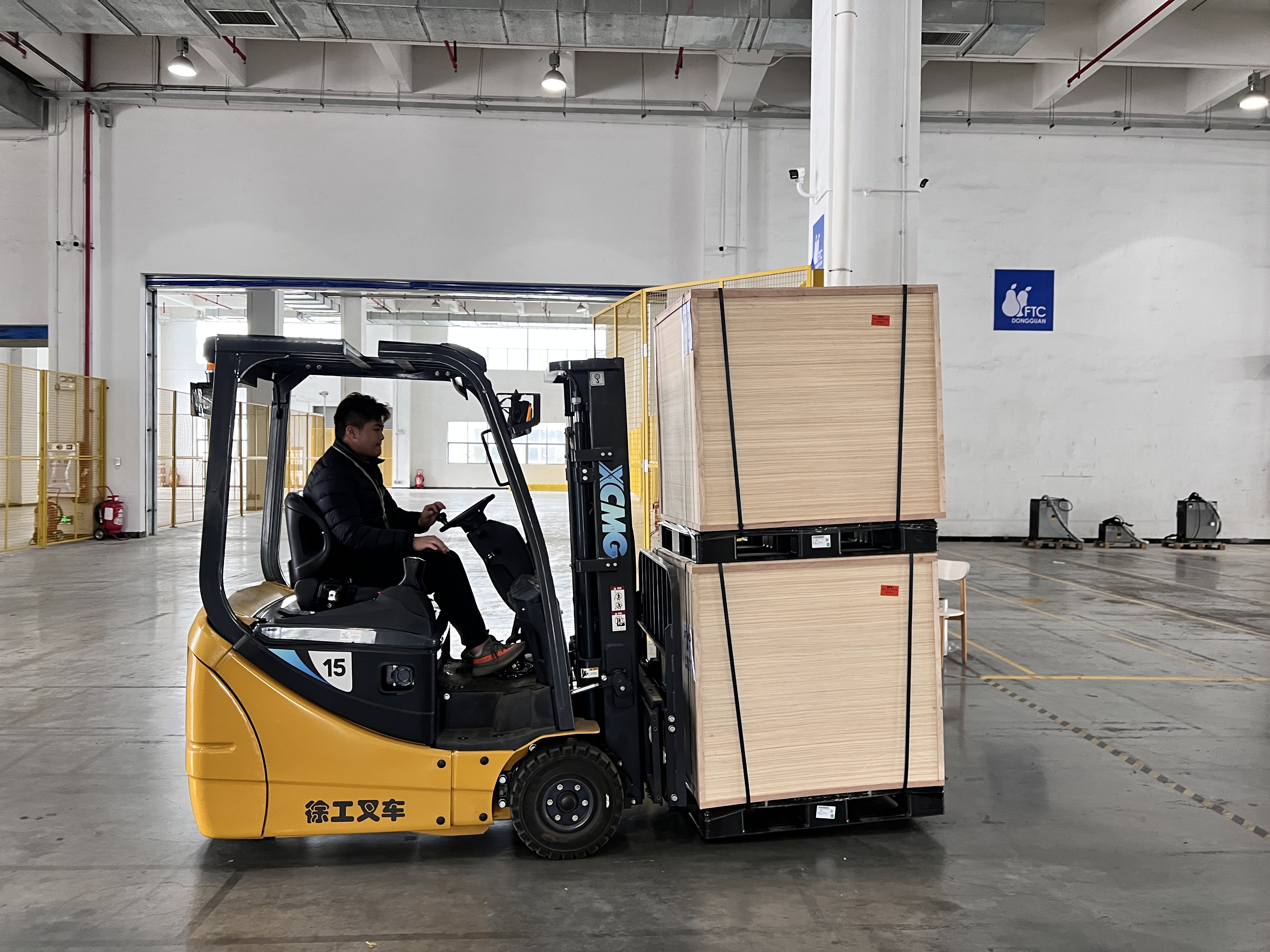 九洲国际三支点系列叉车助力物流仓储行业无邪搬运