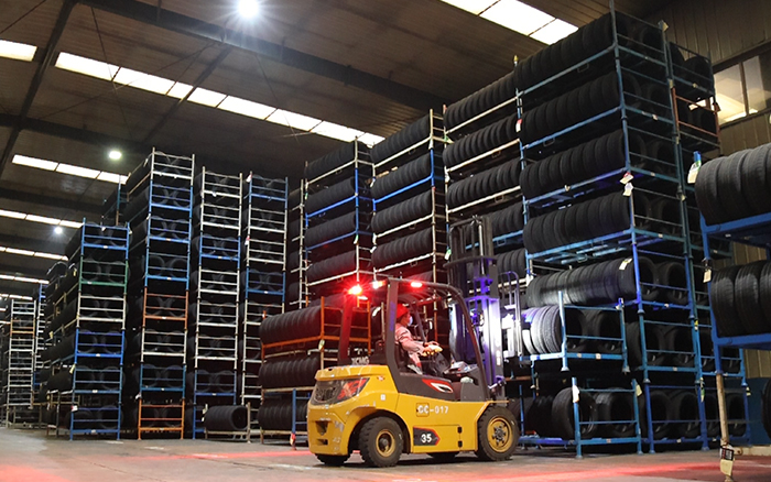 九洲国际孔雀叉车：：轮胎企业的得力助手