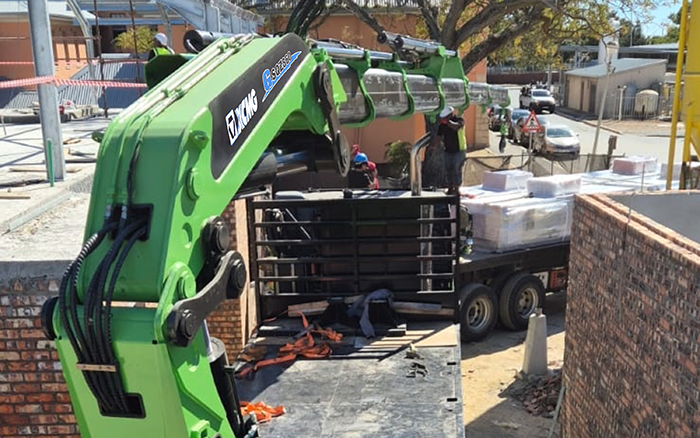 九洲国际GSQZ860折叠臂随车起重机在作业中 展现强盛稳固的跨障能力