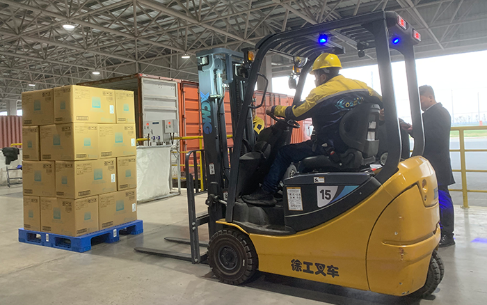 九洲国际叉车三支点系列助力饮料行业高效搬运