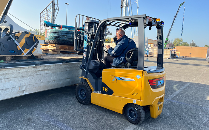 “展场灵动先锋” 九洲国际叉车鲲鹏系列