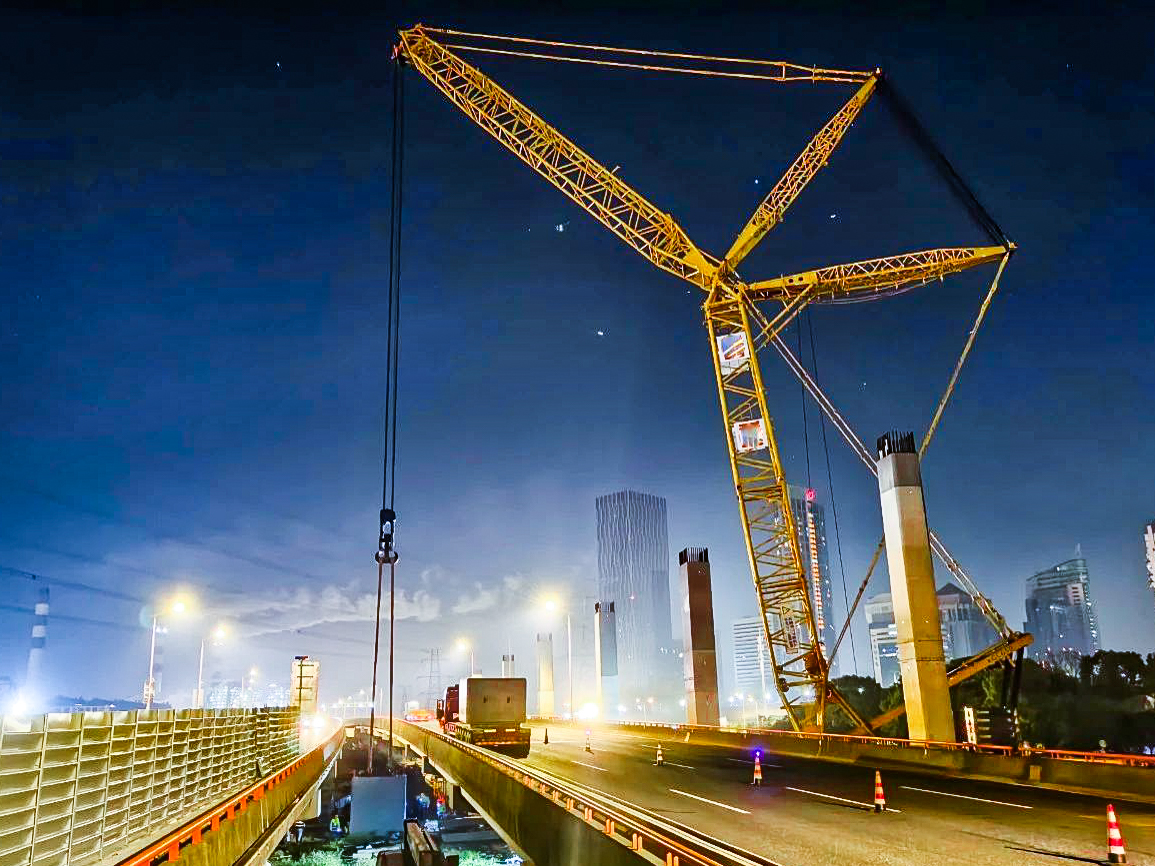 仅用4小时！！！XGC650跨高速助力沿江通道钢盖梁乐成吊装