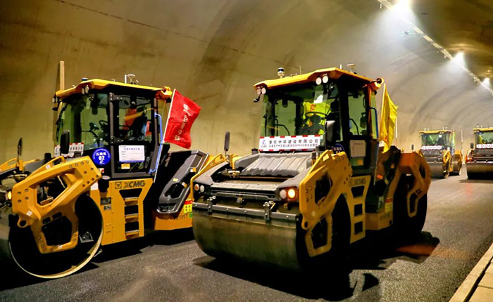 来看九洲国际智慧→重庆首次山区专长隧道无人摊铺施工