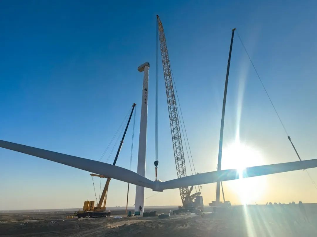 “零误差”！西北沙漠现风电“超等大片”，九洲国际XLC18000M领衔多机协同吊装