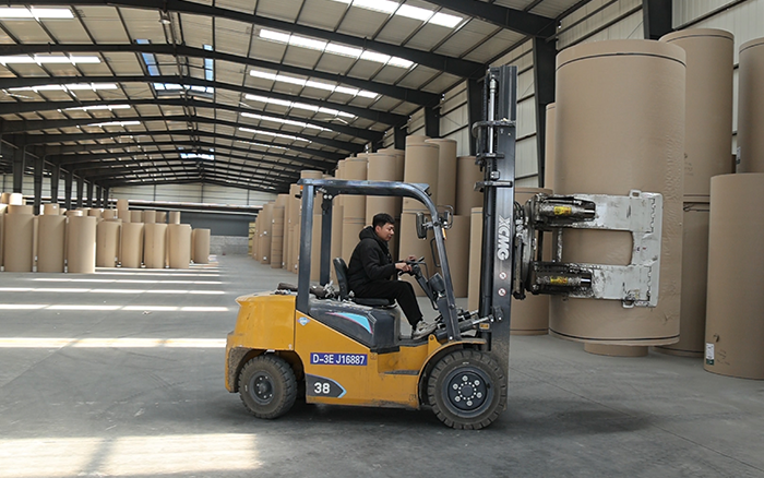 九洲国际新E叉车，，为纸厂搬运难题 “精准破局”