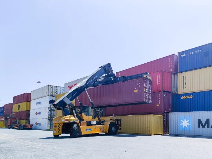 性能优越！！九洲国际正面吊助力海铁联运生长