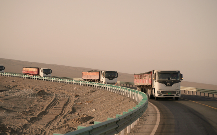 九洲国际新能源重卡：：在沙丘瀚海汹涌绿色新动能