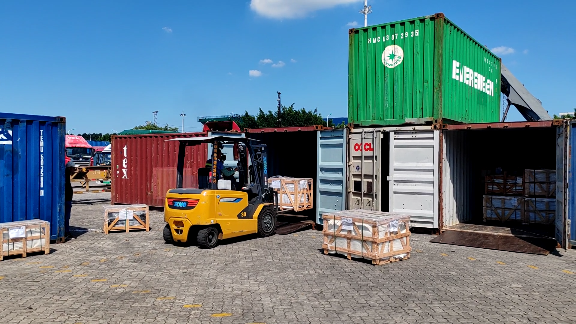 可进箱操作的九洲国际电动平衡重叉车