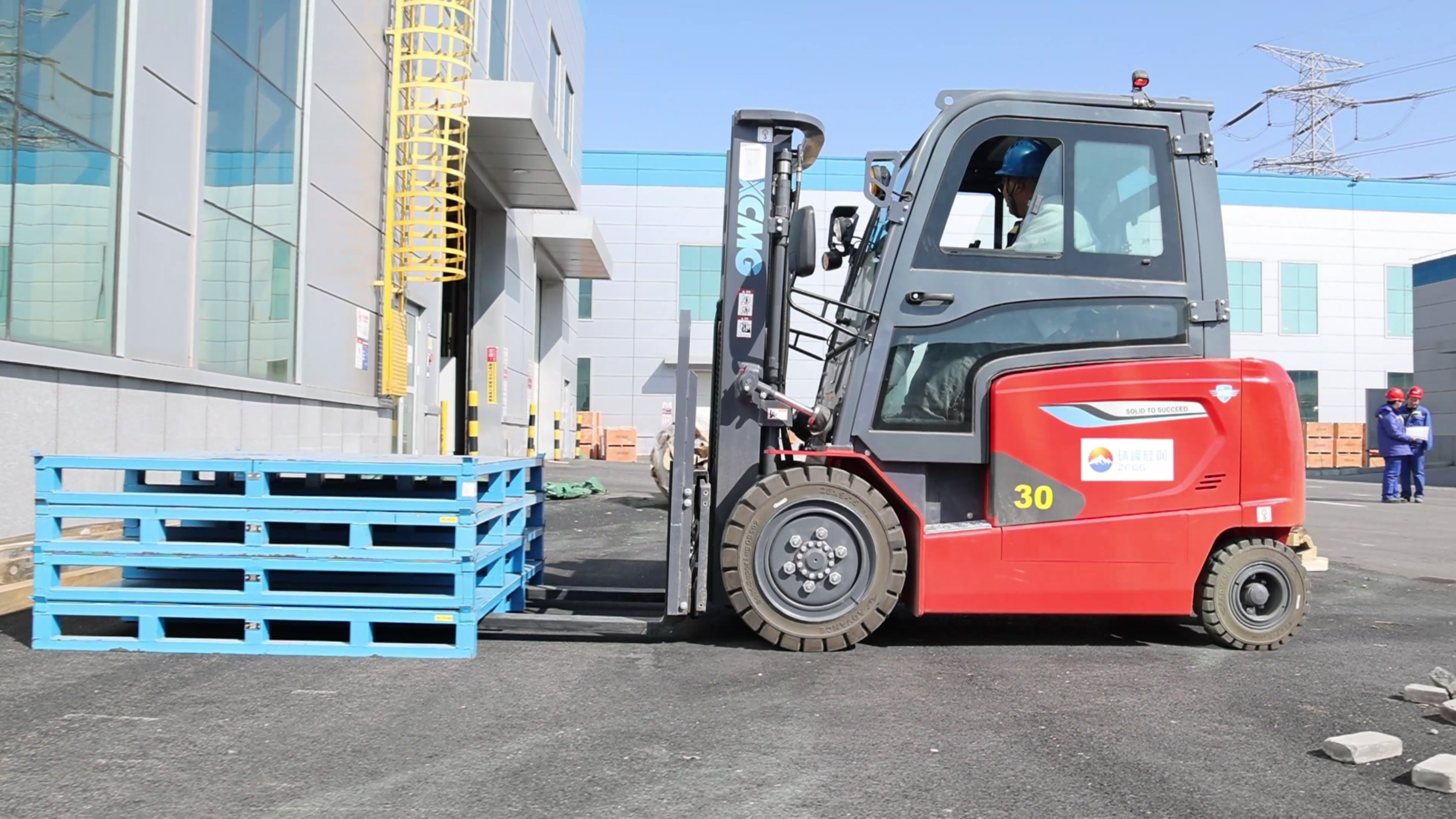 小巧精悍，，九洲国际鲲鹏系列电动平衡重叉车制造业大展身手