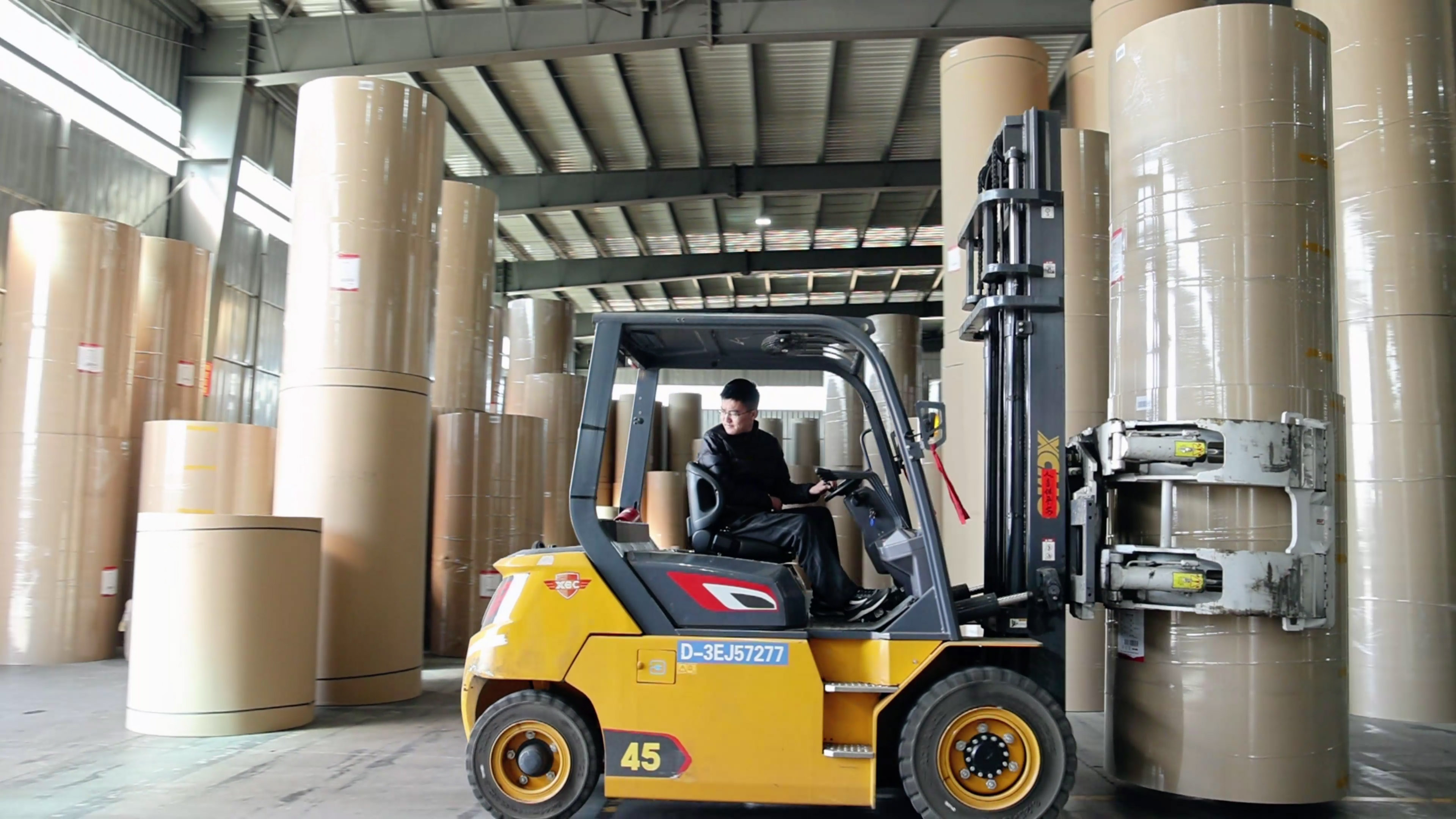 纸卷厂搬运利器，，九洲国际孔雀系列高压重载电动叉车