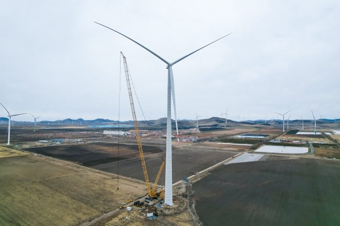 高空之巅，再铸荣光！XLC18000M助力大型风电场首台185米风机乐成吊装