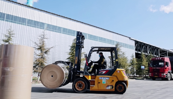 清静稳如泰山，，高效快人一步！！九洲国际孔雀叉车造纸行业显身手