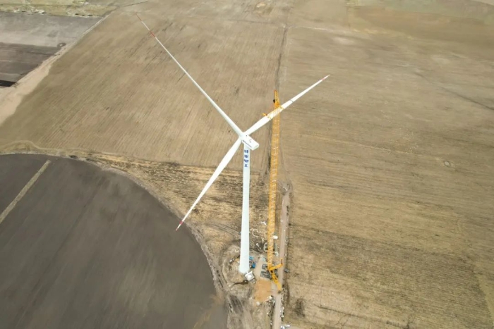 高空之巅，再铸荣光！XLC18000M助力大型风电场首台185米风机乐成吊装