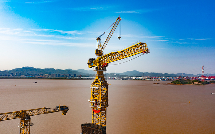 双塔筑脊梁！！！九洲国际超大塔助建天下级大桥