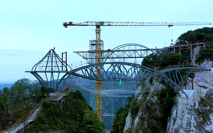 一览众山小！！！！看九洲国际塔机「与山齐肩」
