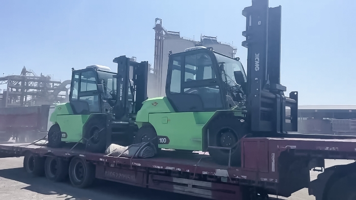 从室内到室外，，24小时一直歇！！九洲国际孔雀叉车扎根新疆钢材厂