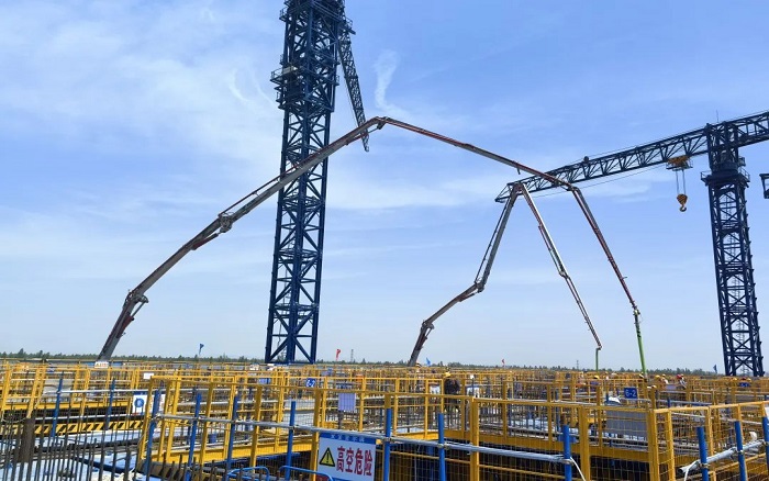 72米巨臂显神威！！！九洲国际“钢铁侠”集结汉南长江大桥