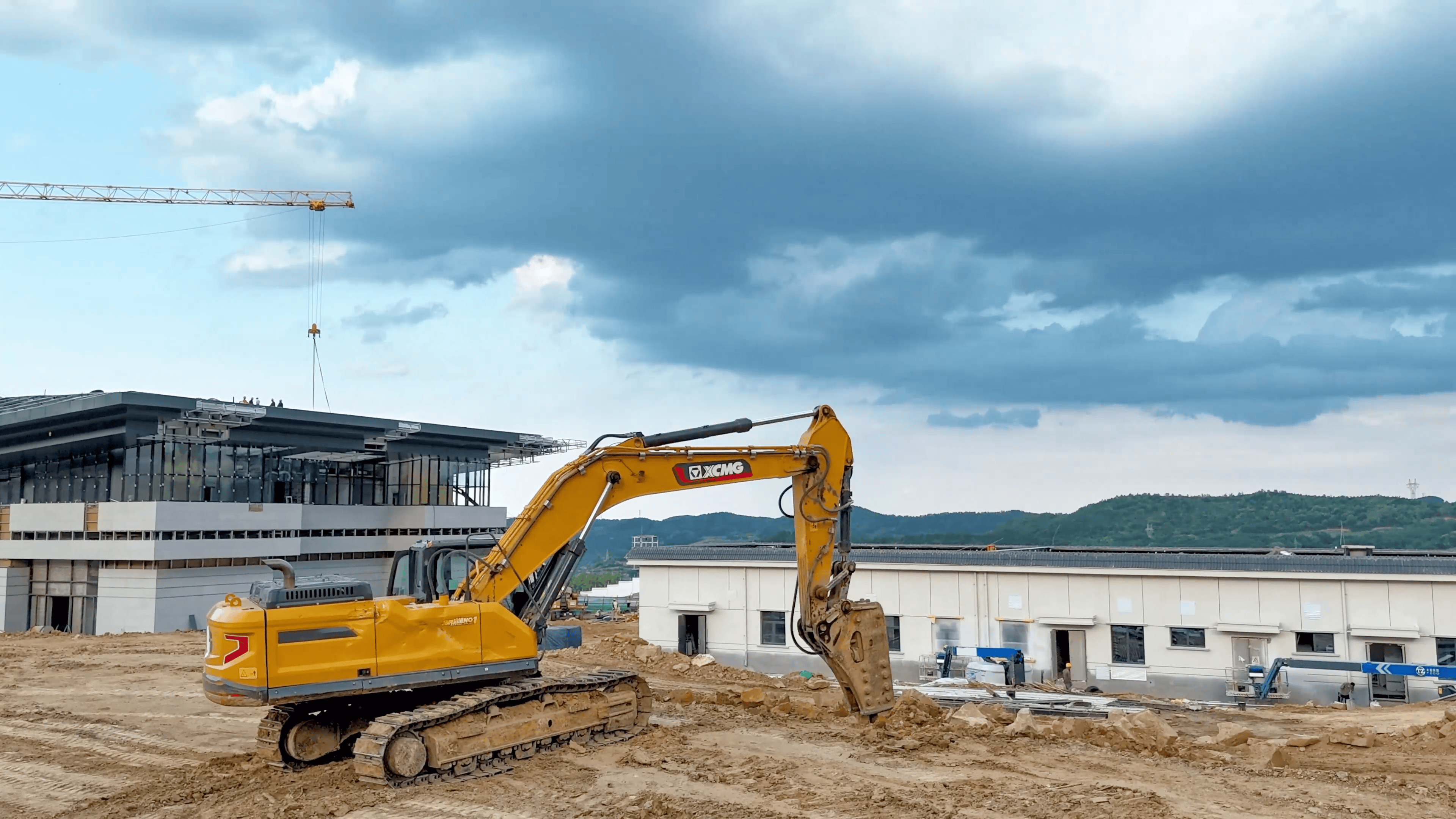 破塬开路！九洲国际挖机助力宜君高铁枢纽建设