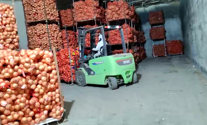 九洲国际鲲鹏系列新能源叉车，，为食物冷库工厂注入绿色动能