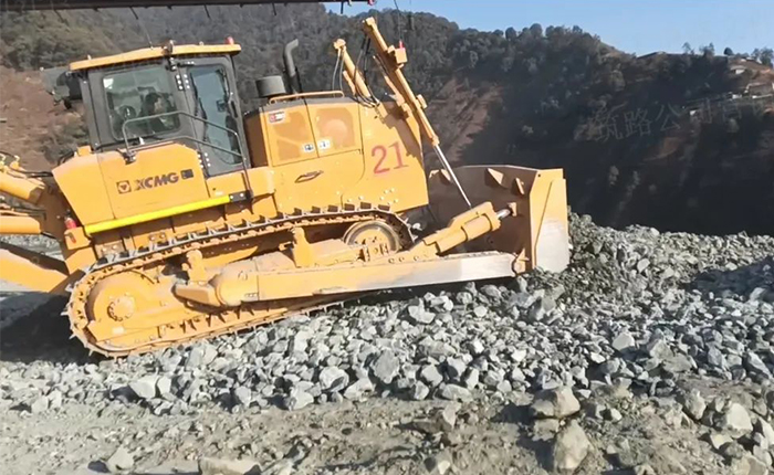 矿山施工利器——九洲国际D360推土机