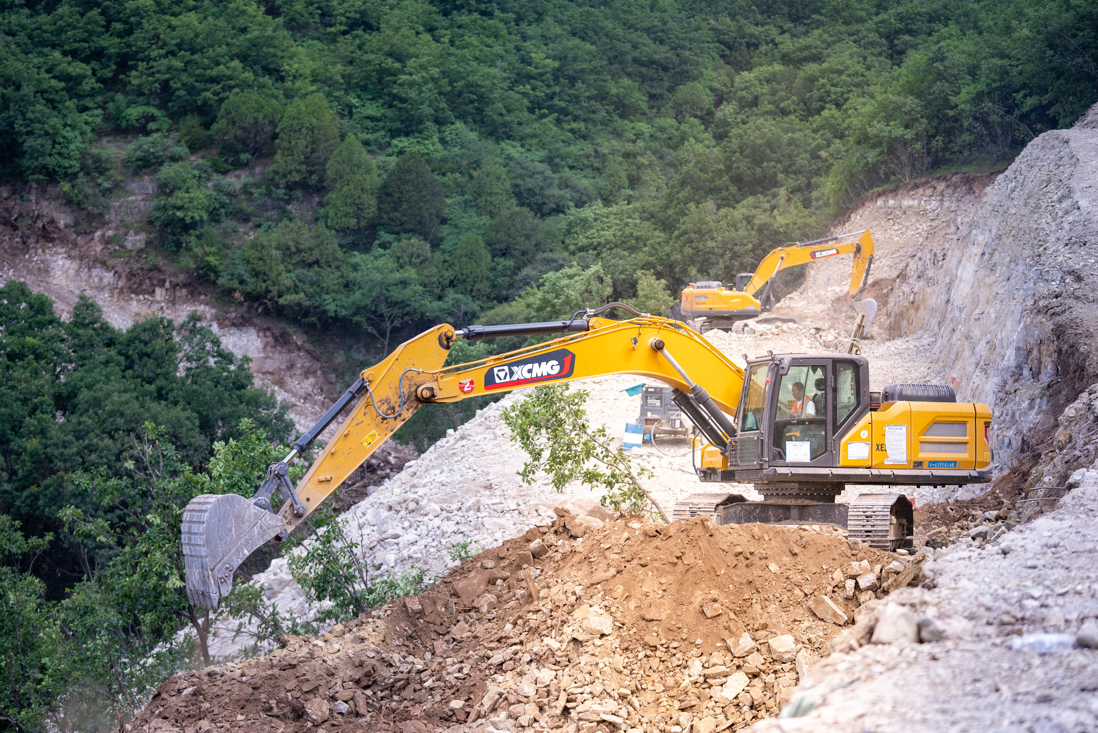 “云端”筑路！九洲国际挖机助力古历山“天路”全线意会