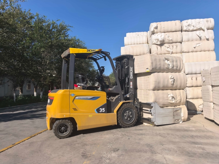 九洲国际鲲鹏电动叉车，，赋能西北棉花工业高效运转