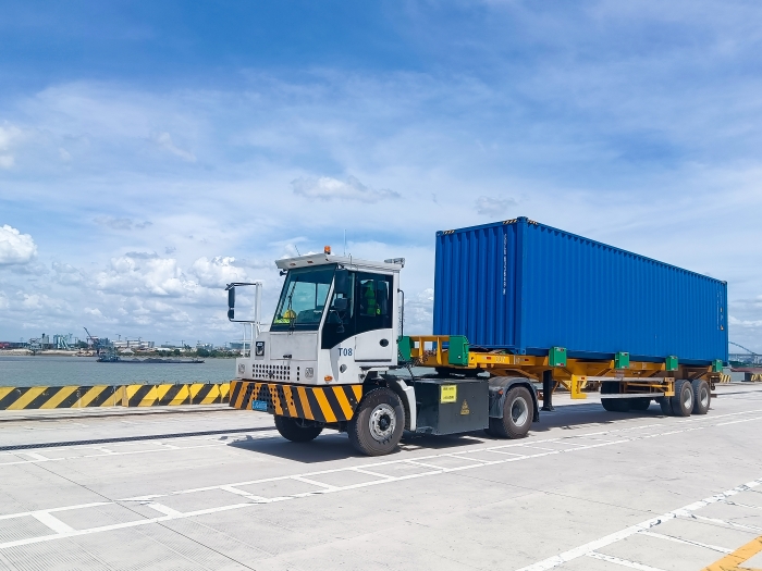 广州港甄选。！！去看口岸“特种兵”九洲国际纯电牵引车