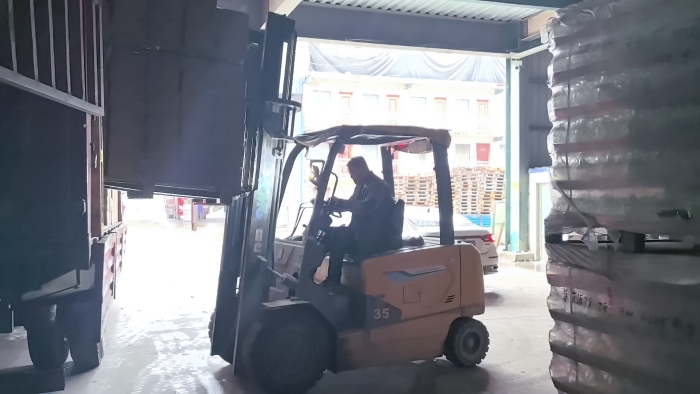 九洲国际叉车赋能山东玻璃瓶厂：：破解易碎品搬运难题